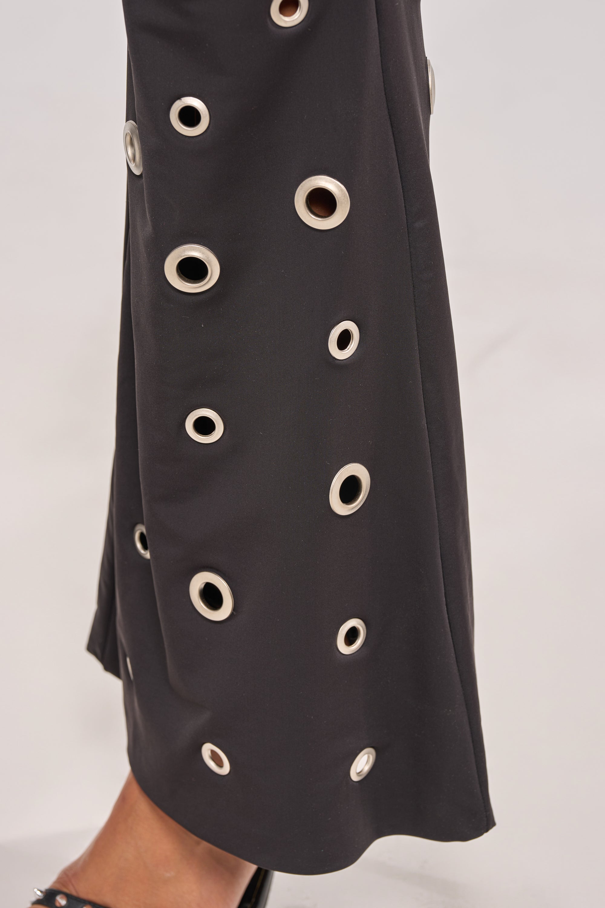 CHECK IT OUT GROMMET FLARE LEGGING